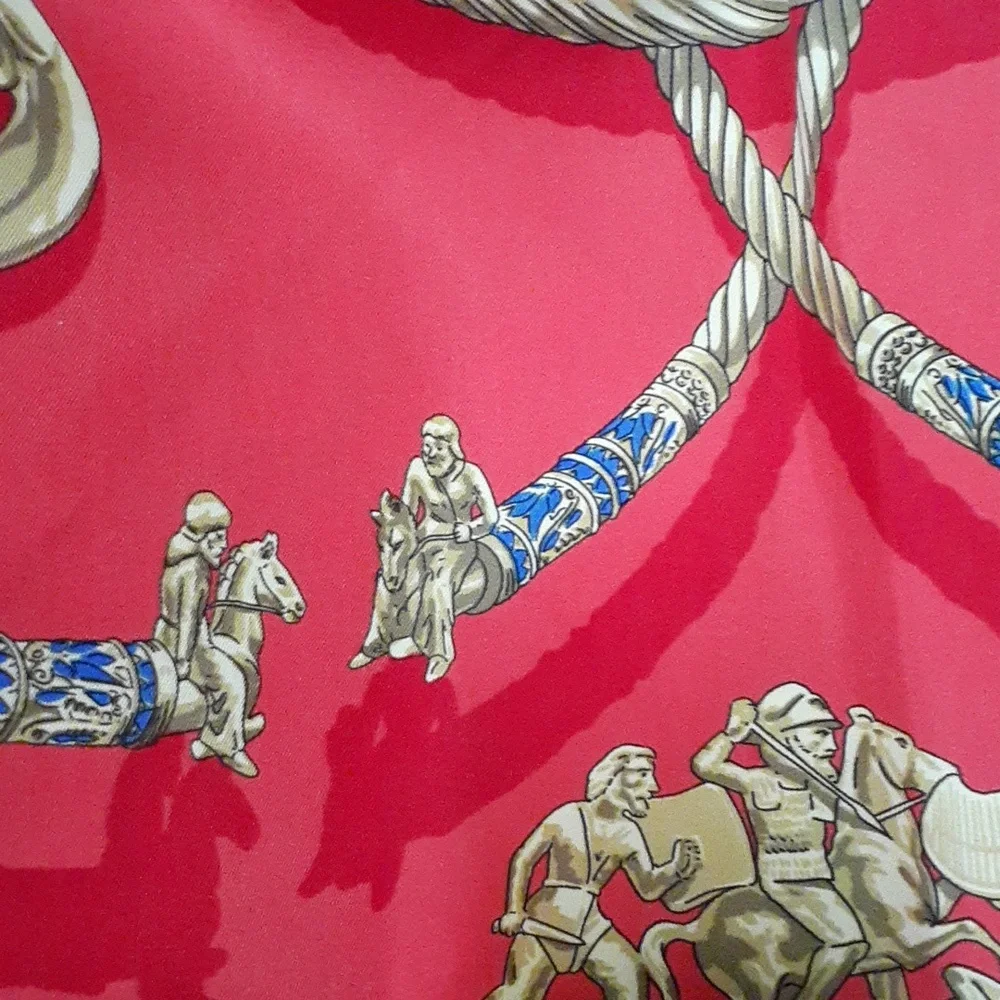 RARE Authentic Hermes Scarf - LES CAVALIERS D'OR - Carre 90 - Nice! With Box! - Picture 4 of 6
